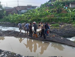 Mayat Perempuan Setengah Telanjang Ditemukan di Sungai Paras Malang