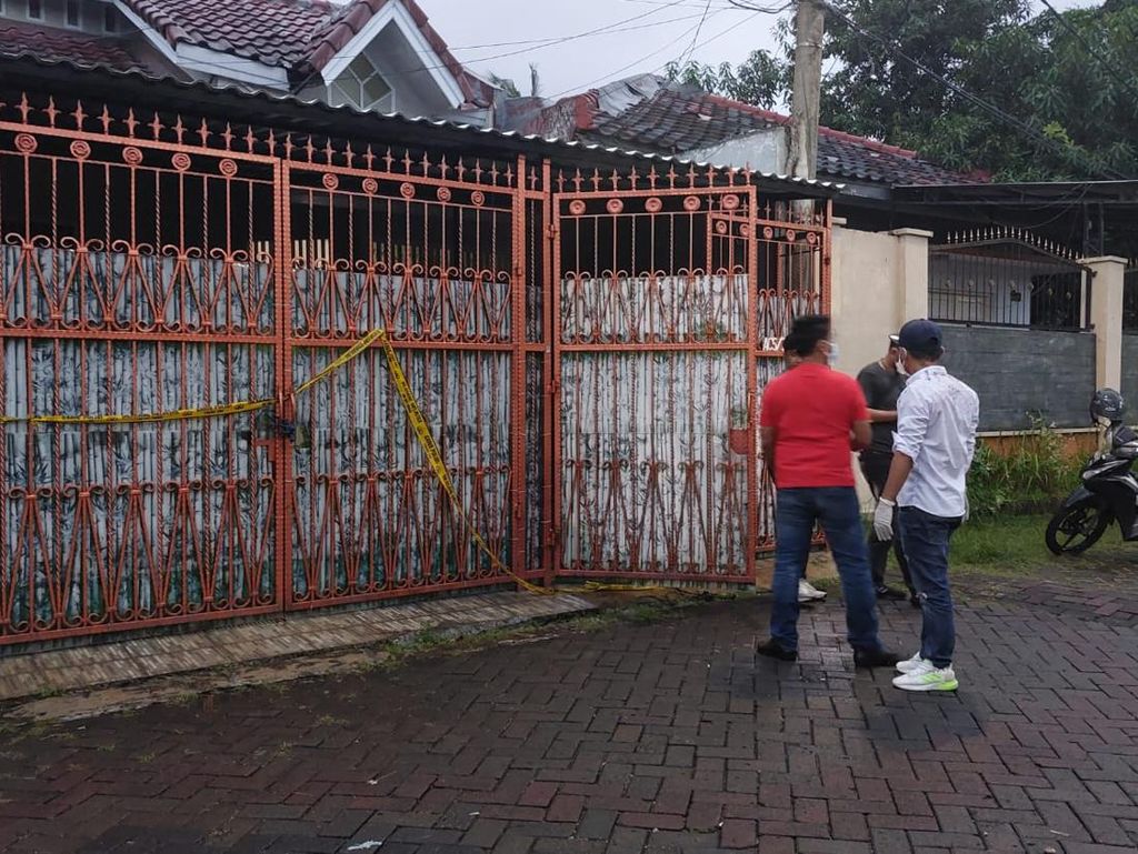 Ketua RT Sebut Polisi Bawa Dokumen dari Rumah Sekeluarga Tewas Mengering Ketua RT Sebut Polisi Bawa Dokumen dari Rumah Sekeluarga Tewas Mengering