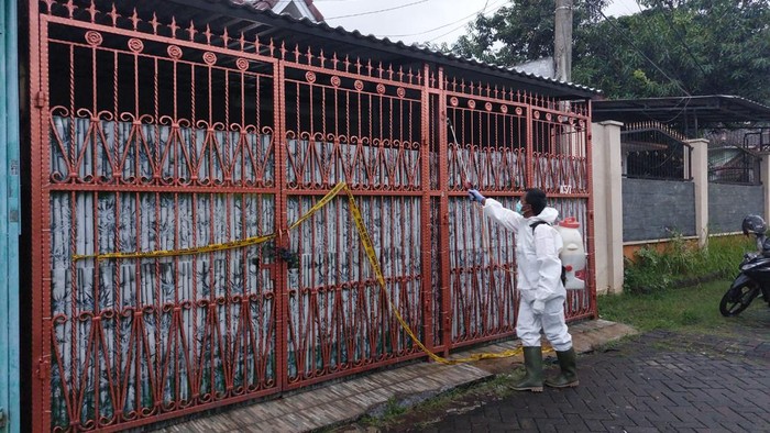 Polisi lakukan olah TKP ulang di rumah sekeluarga tewas di Kalideres, Jakarta Barat,Sabtu (12/11/2022). Petugas juga melakukan penyemprotan disinfektan.