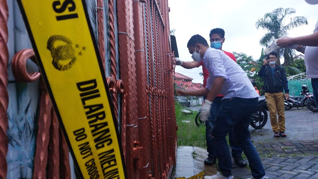 Polisi lakukan olah TKP ulang di rumah sekeluarga tewas di Kalideres, Jakarta Barat,Sabtu (12/11/2022). Petugas juga melakukan penyemprotan disinfektan.