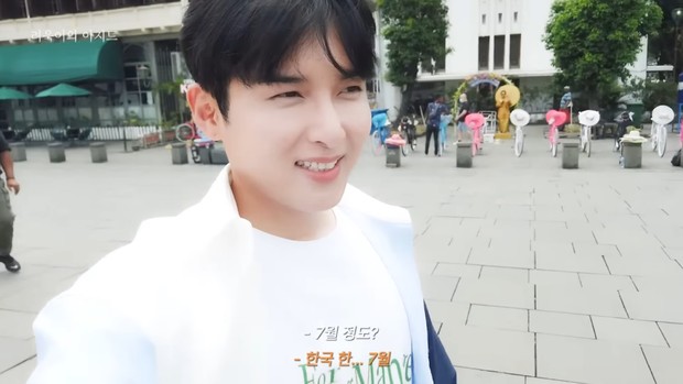 Potret Ryeowook berjalan-jalan di Kota Tua/ Foto: youtube.com/ryeowookagit Potret Ryeowook berjalan-jalan di Kota Tua