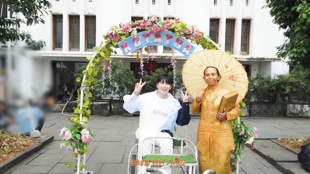 Potret Ryeowook bersama manusia emas di Kota Tua/ Foto: youtube.com/ryeowookagit Potret Ryeowook bersama manusia emas di Kota Tua