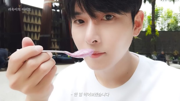 Potret Ryeowook saat sarapan di restoran hotel kawasan Jakarta/ Foto: youtube.com/ryeowookagit Potret Ryeowook saat sarapan di restoran hotel kawasan Jakarta
