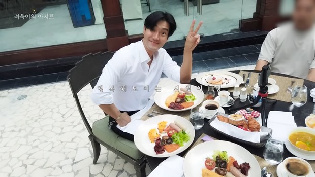 Potret Siwon saat sarapan di restoran hotel kawasan Jakarta/ Foto: youtube.com/ryeowookagit Potret Siwon saat sarapan di restoran hotel kawasan Jakarta