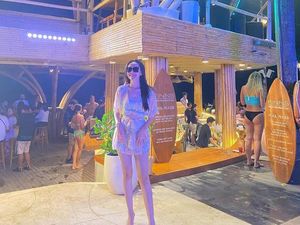 Puja Friska, Aspri Hotman Paris yang Hobi Hangout di Beach Club Puja Friska, Aspri Hotman Paris yang Hobi Hangout di Beach Club
