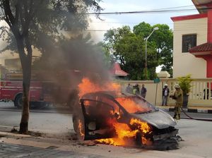 Mobil Sedan Terbakar di Jalan Merapi Klaten, Diduga Korsleting