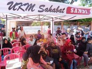 Relawan Sandiaga Uno Gelar Pasar Sembako Murah di Makassar Relawan Sandiaga Uno Gelar Pasar Sembako Murah di Makassar