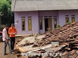 Rumah Warga Ciseeng Bogor Ambruk Diterjang Angin Kencang