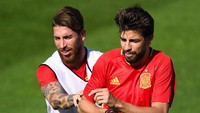 Sergio Ramos lebih dulu memperkuat Timnas Spanyol dibanding Gerard Pique. Ramos debut di Timnas Spanyol pada 2005 dan Pique pada 2008 (Getty Images)