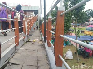 Lantai Skywalk Raharja Majalengka Dikeluhkan Pengunjung