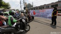 Petugas KCI Gelar Aksi Dahulukan Kereta untuk Cegah Kecelakaan