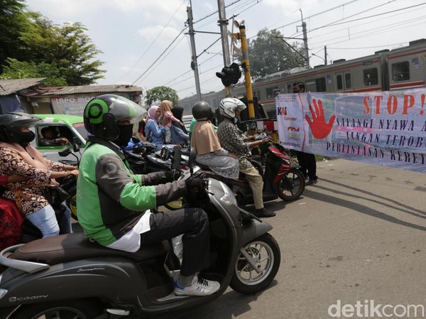 Petugas KCI Gelar Aksi Dahulukan Kereta untuk Cegah Kecelakaan