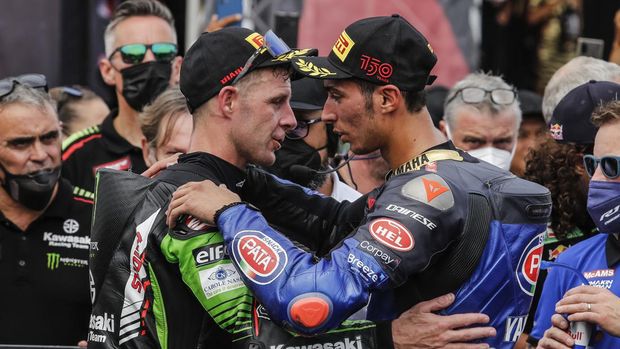 LOMBOK, INDONESIA - NOVEMBER 12: Turkish superbike rider Toprak Razgatlioglu of Yamaha Pata With Brixx (right) greets British rider Jonathan Rea of Kawasaki Racing Team (left) after Race 1 of Pirelli Indonesian Round - World Superbike Championship at Pertamina Mandalika International Circuit in Lombok, Indonesia on November 12, 2022. Toprak Razgatlioglu finish first followed by Alvaro Bautista and Jonathan Rea. (Photo by Johannes P. Christo/Anadolu Agency via Getty Images)