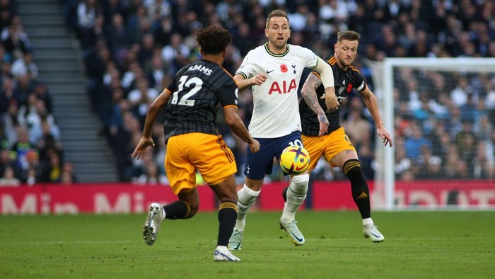 LONDON, ENGLAND - NOVEMBER 12: Harry Kane of Tottenham Hotspurs on the attack during the Premier League match between Tottenham Hotspur and Leeds United at Tottenham Hotspur Stadium on November 12, 2022 in London, United Kingdom. (Photo by MB Media/Getty Images)