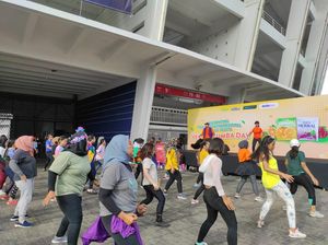 Antusiasme Anak Muda hingga Emak-emak Zumba Bareng di GBK Senayan Antusiasme Anak Muda hingga Emak-emak Zumba Bareng di GBK Senayan