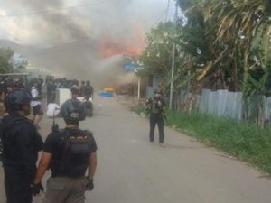 Anak Kecil Tewas Ditabrak Truk, Warga Dogiyai Ngamuk Bakar Rumah-Bacok Sopir Anak Kecil Tewas Ditabrak Truk, Warga Dogiyai Ngamuk Bakar Rumah-Bacok Sopir