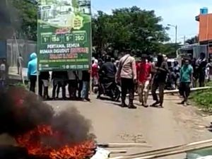 4 Hari Jalan Poros di Takalar Ditutup Warga gegara Polemik Pilkades 4 Hari Jalan Poros di Takalar Ditutup Warga gegara Polemik Pilkades