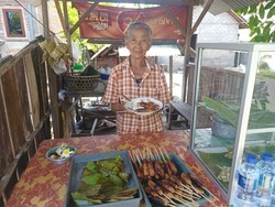 Sate Lilit Mek Rame, Kuliner Legendaris di Jembrana Sejak 1970