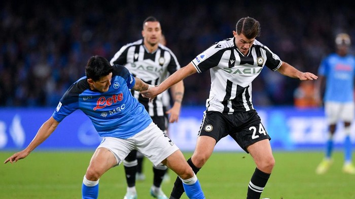 Min-Jae Kim of SSC Napoli and Lazar Samardzic of Udinese Calcio compete for the ball during the Serie A match between SSC Napoli and Udinese Calcio at Stadio Diego Armando Maradona, Naples, Italy on 12 November 2022.  (Photo by Giuseppe Maffia/NurPhoto via Getty Images)
