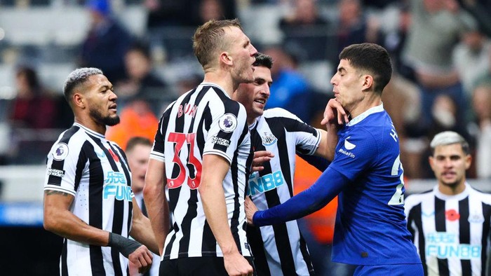 NEWCASTLE UPON TYNE, ENGLAND - NOVEMBER 12:  Chelseas Kai Havertz squares up to Newcastle Uniteds Dan Burn during the Premier League match between Newcastle United and Chelsea FC at St. James Park on November 12, 2022 in Newcastle upon Tyne, United Kingdom. (Photo by Alex Dodd - CameraSport via Getty Images)