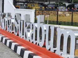 Dinilai Salah, Aksara Sunda di Plaza Balai Kota Sukabumi Dicopot