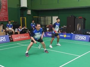 Aksi Ketua KPK Firli Bahuri Tanding Bulutangkis Kalahkan Legenda Aksi Ketua KPK Firli Bahuri Tanding Bulutangkis Kalahkan Legenda