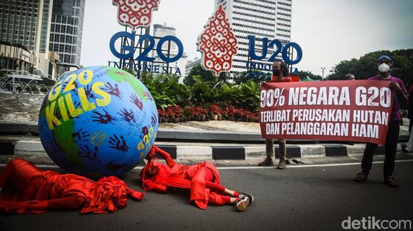 Aksi Teatrikal Kritik G20 di Bundaran HI