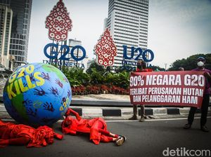 Aksi Teatrikal Kritik G20 di Bundaran HI