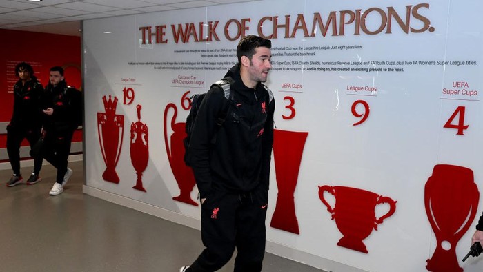 Alisson Becker LIVERPOOL, ENGLAND - NOVEMBER 12: (THE SUN OUT, THE SUN ON SUNDAY OUT) Alisson Becker of Liverpool arriving before the Premier League match between Liverpool FC and Southampton FC at Anfield on November 12, 2022 in Liverpool, England. (Photo by Andrew Powell/Liverpool FC via Getty Images)