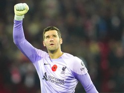Cukup bikin pangling kan liat Alisson tanpa berewok? Foto: AP/Jon Super  