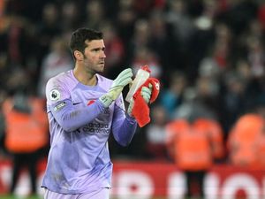 Alisson Tampil Beda, tapi Performa Tetap Sama