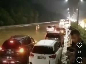Kemacetan di Tol Jakarta-Tangerang Imbas Banjir Kemacetan di Tol Jakarta-Tangerang Imbas Banjir