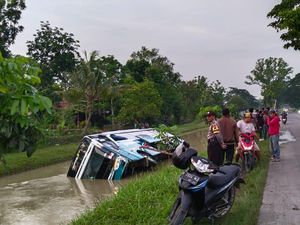 Bus Malam Garuda Tercebur Sungai di Gubug Grobogan