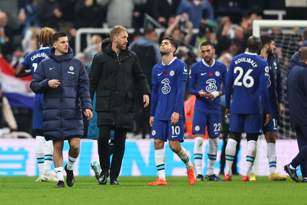 NEWCASTLE UPON TYNE, ENGLAND - NOVEMBER 12:  Dejected players of Chelsea at full time during the Premier League match between Newcastle United and Chelsea FC at St. James Park on November 12, 2022 in Newcastle upon Tyne, United Kingdom. (Photo by Robbie Jay Barratt - AMA/Getty Images)