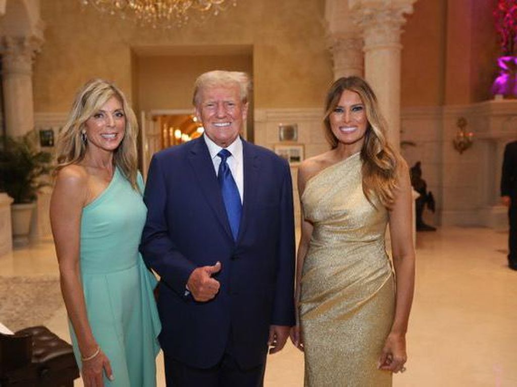 Senyum Donald Trump Jelang Putrinya Menikah, Diapit Melania dan Mantan Istri