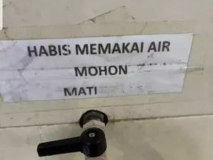 7 Pemberitahuan Nggak Jelas di Toilet Ini Nyeleneh Abis, Bikin Mikir Keras