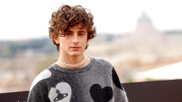 Gaya Timothee Chalamet Pakai Kalung Mutiara
