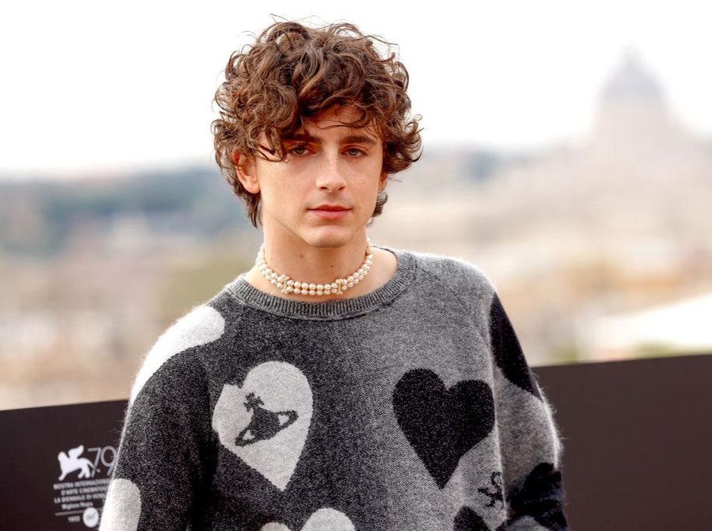 Gaya Timothee Chalamet Pakai Kalung Mutiara Gaya Timothee Chalamet Pakai Kalung Mutiara