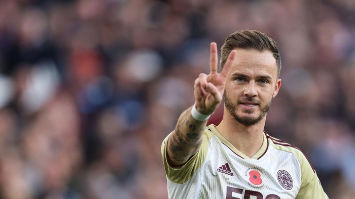 LONDON, ENGLAND - NOVEMBER 12: James Maddison of Leicester City holds up two fingers as he celebrates scoring the opening goal during the Premier League match between West Ham United and Leicester City at London Stadium on November 12, 2022 in London, United Kingdom. (Photo by Charlotte Wilson/Offside/Offside via Getty Images)