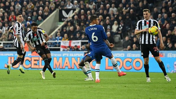 NEWCASTLE UPON TYNE, ENGLAND - NOVEMBER 12: Joe Willock of Newcastle United scores their team's first goal during the Premier League match between Newcastle United and Chelsea FC at St. James Park on November 12, 2022 in Newcastle upon Tyne, England. (Photo by Stu Forster/Getty Images)