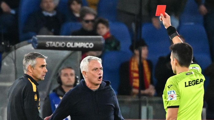Italian referee Marco Di Bello (R) gives a red card to AS Romas Portuguese coach Jose Mourinho during the Italian Serie A football match between AS Rome and Torino on November 13, 2022 at the Olympic stadium in Rome. (Photo by Andreas SOLARO / AFP) (Photo by ANDREAS SOLARO/AFP via Getty Images)