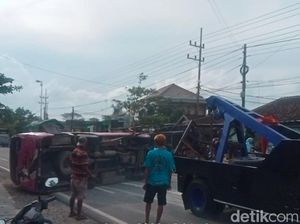 Elf Bawa Rombongan Peziarah Terguling di Bojonegoro