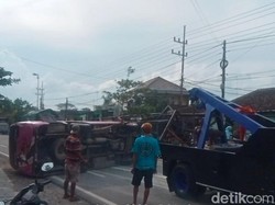Elf Bawa Rombongan Peziarah Terguling di Bojonegoro