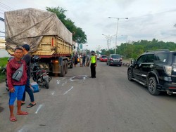 Anak Terlempar Saat Dibonceng Bapak Berakhir Tewas Terlindas Truk di Gresik