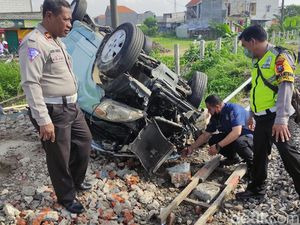 Mobil Tertabrak Kereta Api di Sidoarjo, Pengemudi Tewas