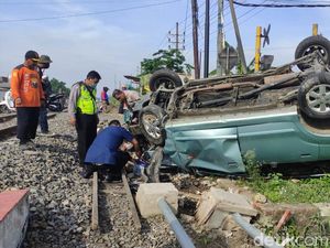 Avanza Ringsek-Terbalik Tertabrak Kereta BBM di Sidoarjo