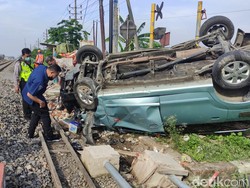 Penampakan Avanza Tertabrak Kereta di Sidoarjo