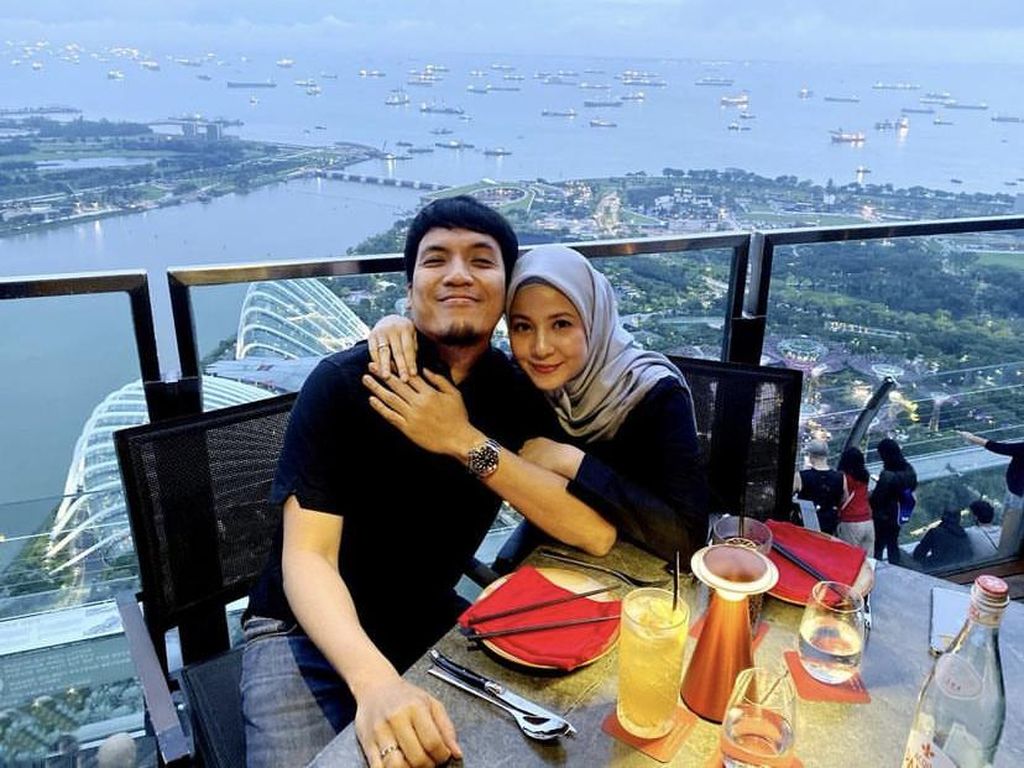 Keseruan Desta Mahendra saat Makan Bareng Keluarga dan Geng The Prediksi Keseruan Desta Mahendra saat Makan Bareng Keluarga dan Geng The Prediksi