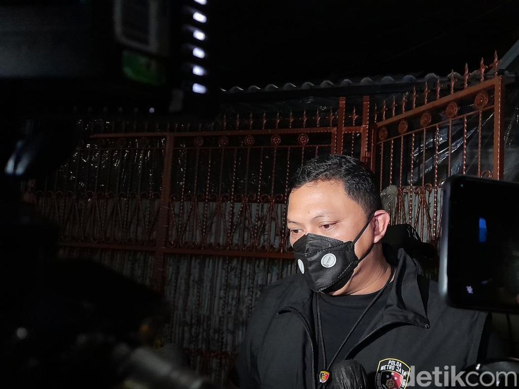 Kombes Hengki Datangi TKP Sekeluarga Tewas di Kalideres, Ini yang Dicek Kombes Hengki Datangi TKP Sekeluarga Tewas di Kalideres, Ini yang Dicek
