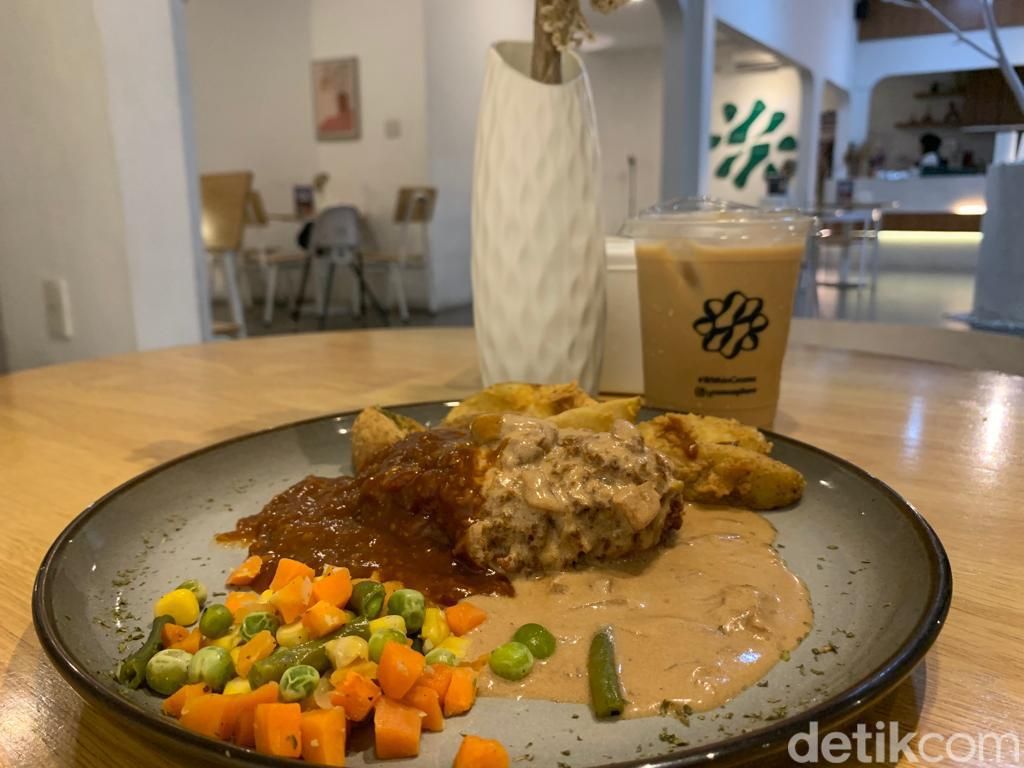 Nikmatnya Sego Ayam Nusantara di Kafe Bernuansa ala Santorini Yunani Nikmatnya Sego Ayam Nusantara di Kafe Bernuansa ala Santorini Yunani